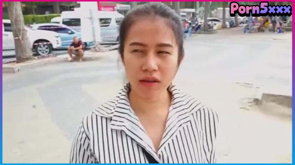แม่ค้าสาวไทย หนุ่มใหญ่ฝรั่ง ซื้อดอกกุหราบ 1 ดอกให้ 2 พัน ถ้าไปห้องให้เพิ่มอีกเลยยอมไป โดนเย็ดแตกในคาคอนโด โคตรเสียว