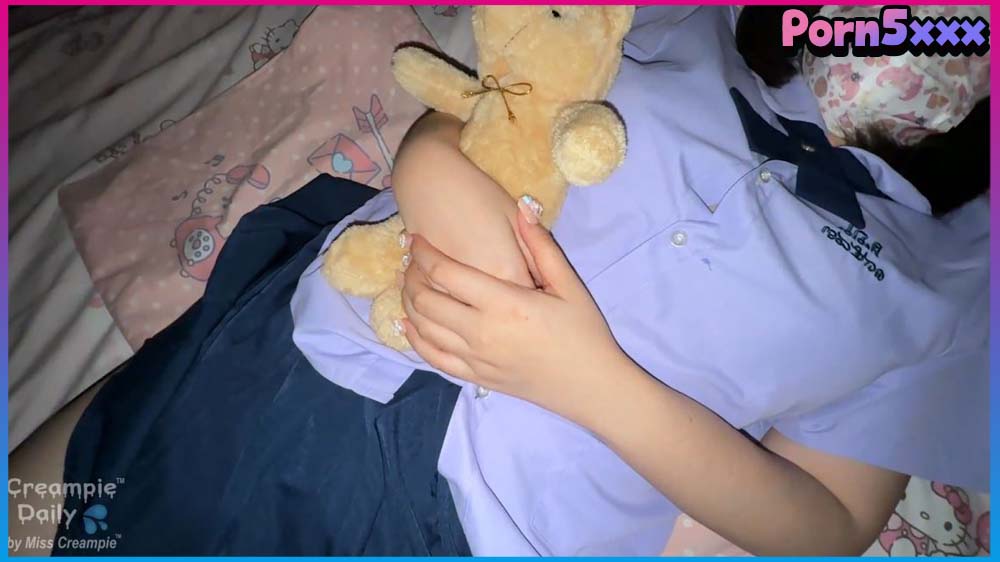 นอนกอดตุ๊กตาแล้วน่ารักสุดๆ สาววัยใสจับแตกในมันฟินโคตรๆ คลิปหลุดนักเรียนไทย โดนแฟนจับซอยเสียวคาชุดคอซอง