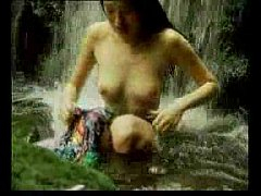 หนังโป๊เอวี จีนxxx ถ่ายแบบนู๊ดดาราสาวเอชีย ซูฉี แก้ผ้า โชว์หุ่น โชว์นม ริมน้ำตกบนโขดหิน สุดเซ็กซี่